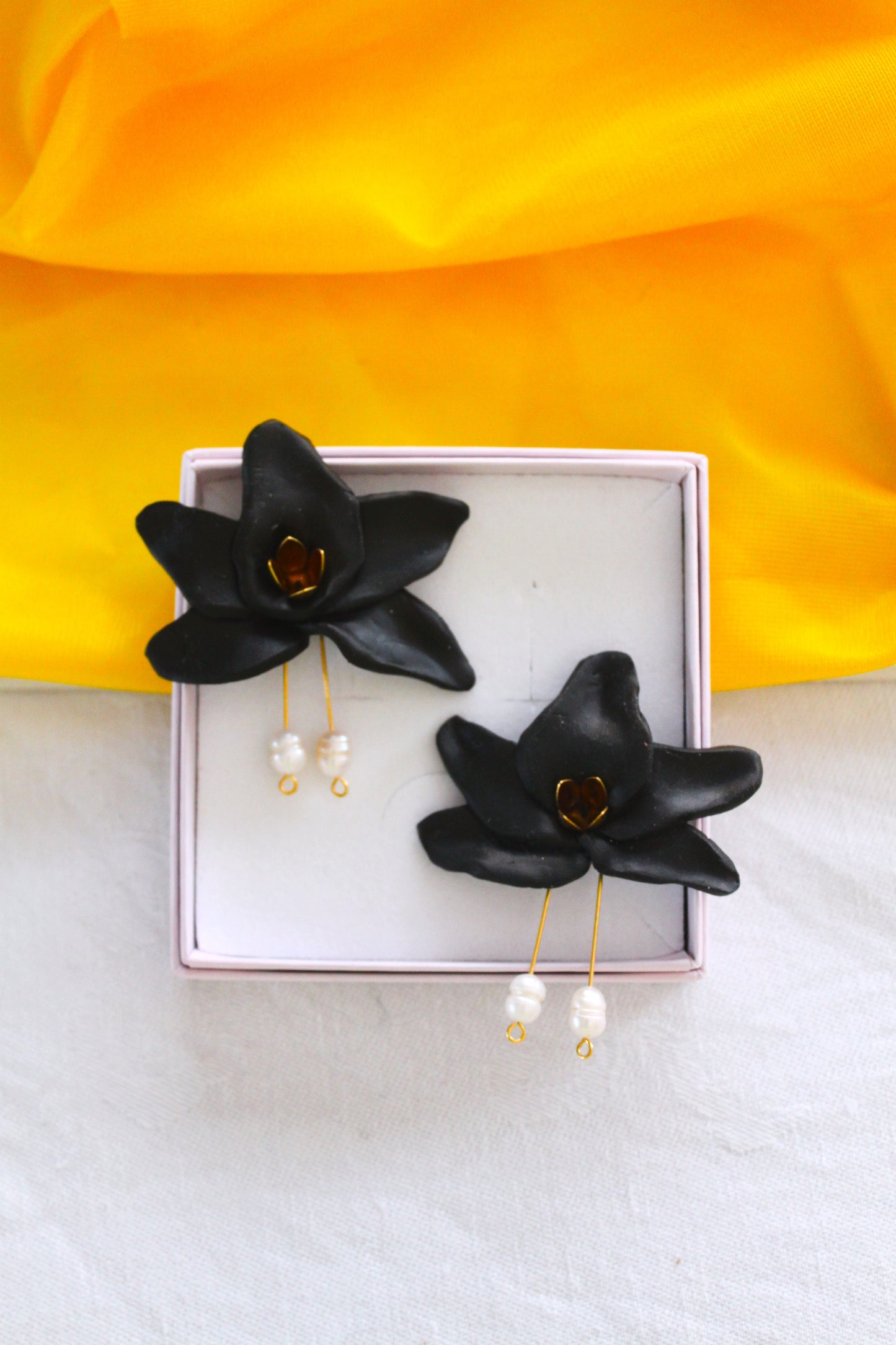 Lily Earrings in black