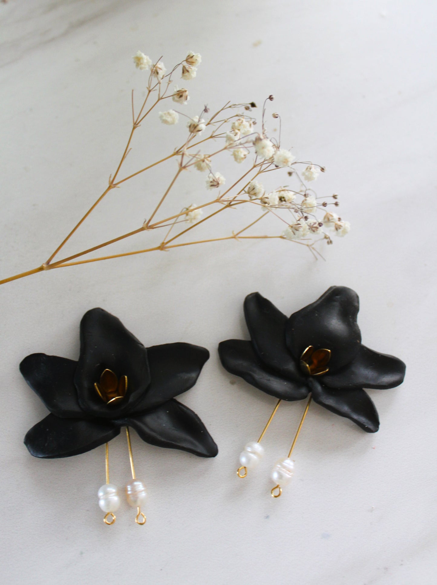 Lily Earrings in black