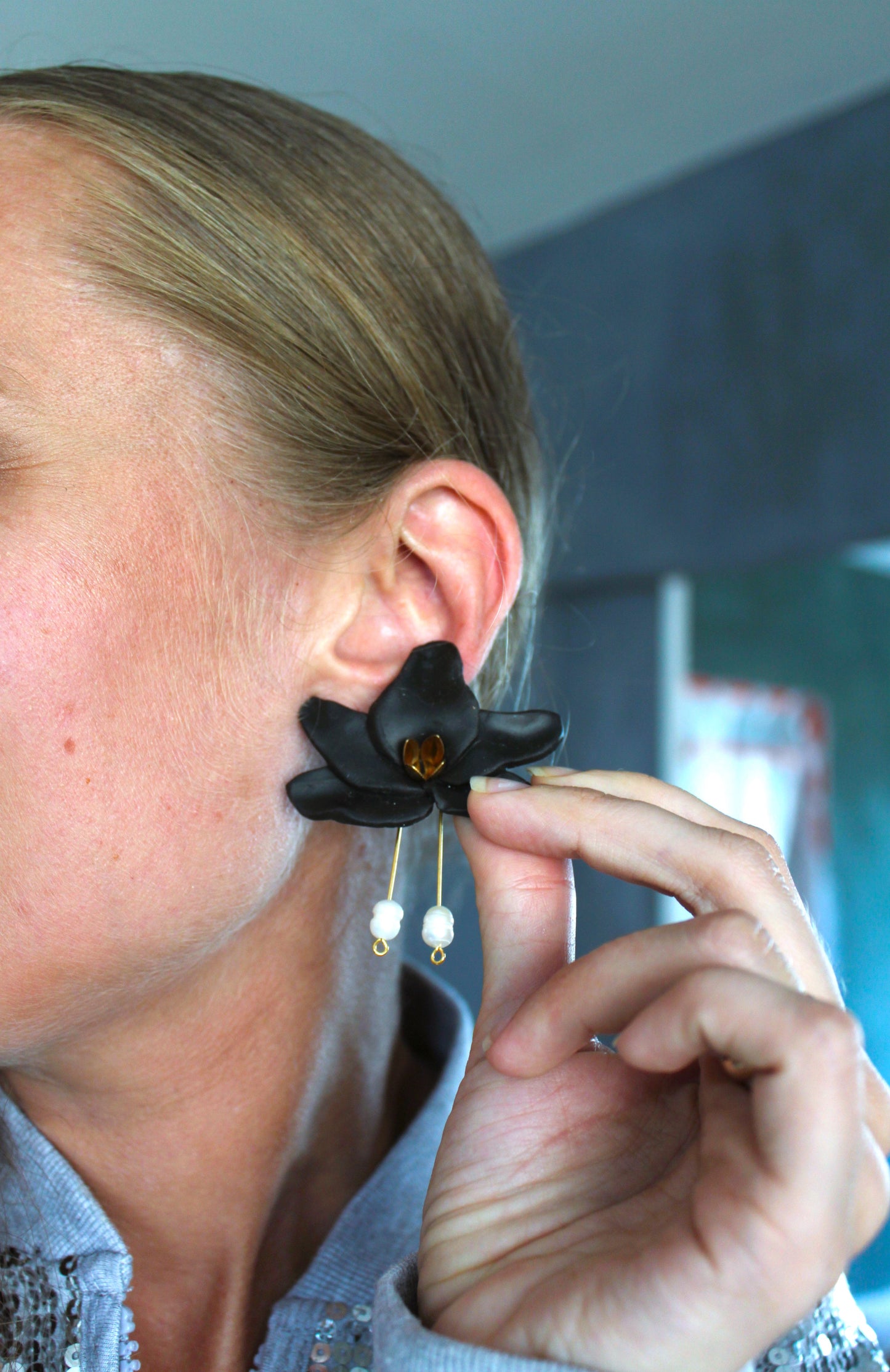 Lily Earrings in black
