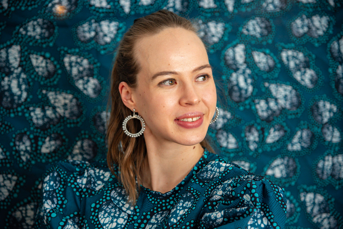 Loreen Helmipunoskorvakorut (useita eri värejä)