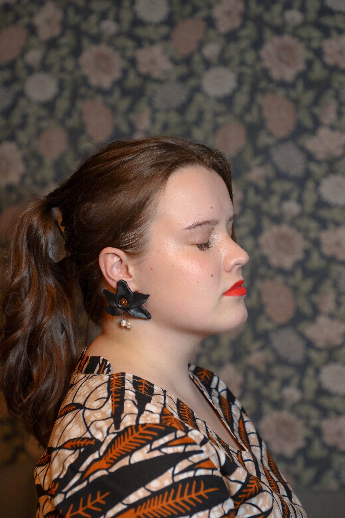 Lily Earrings in black