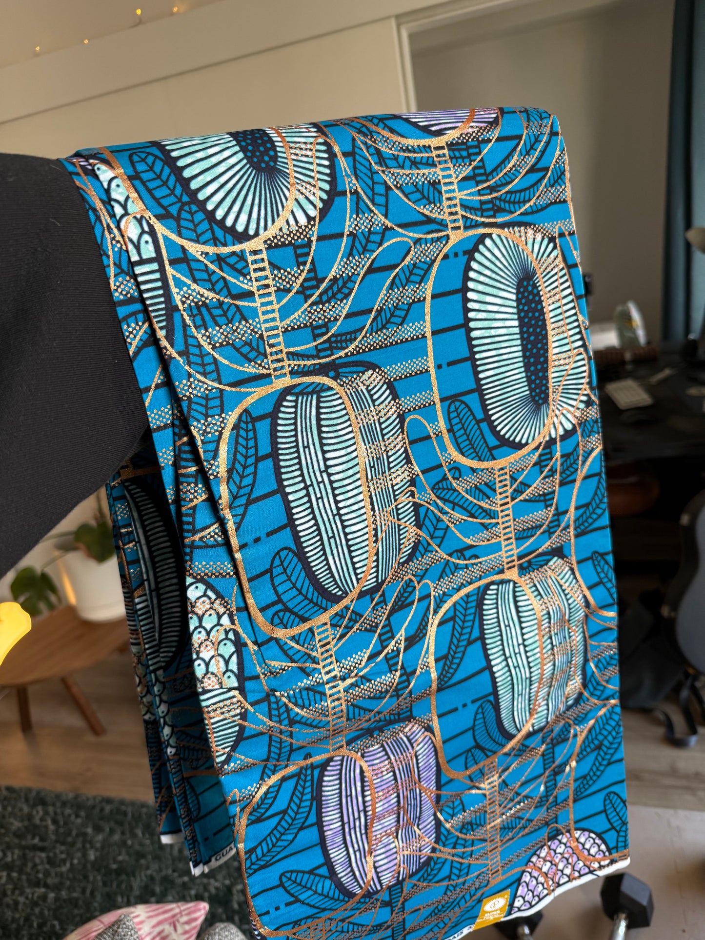 Kankaat (kitenge ja ankara), useita värejä